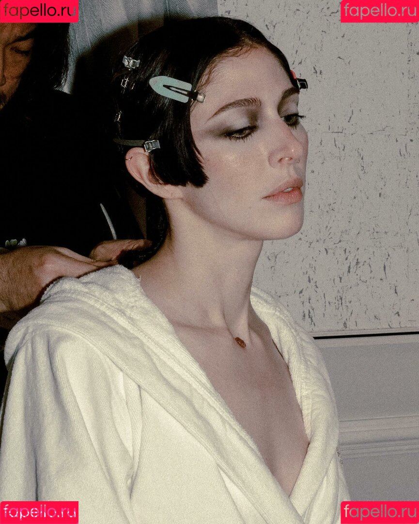 Caroline Polachek Onlyfans Photo Gallery 