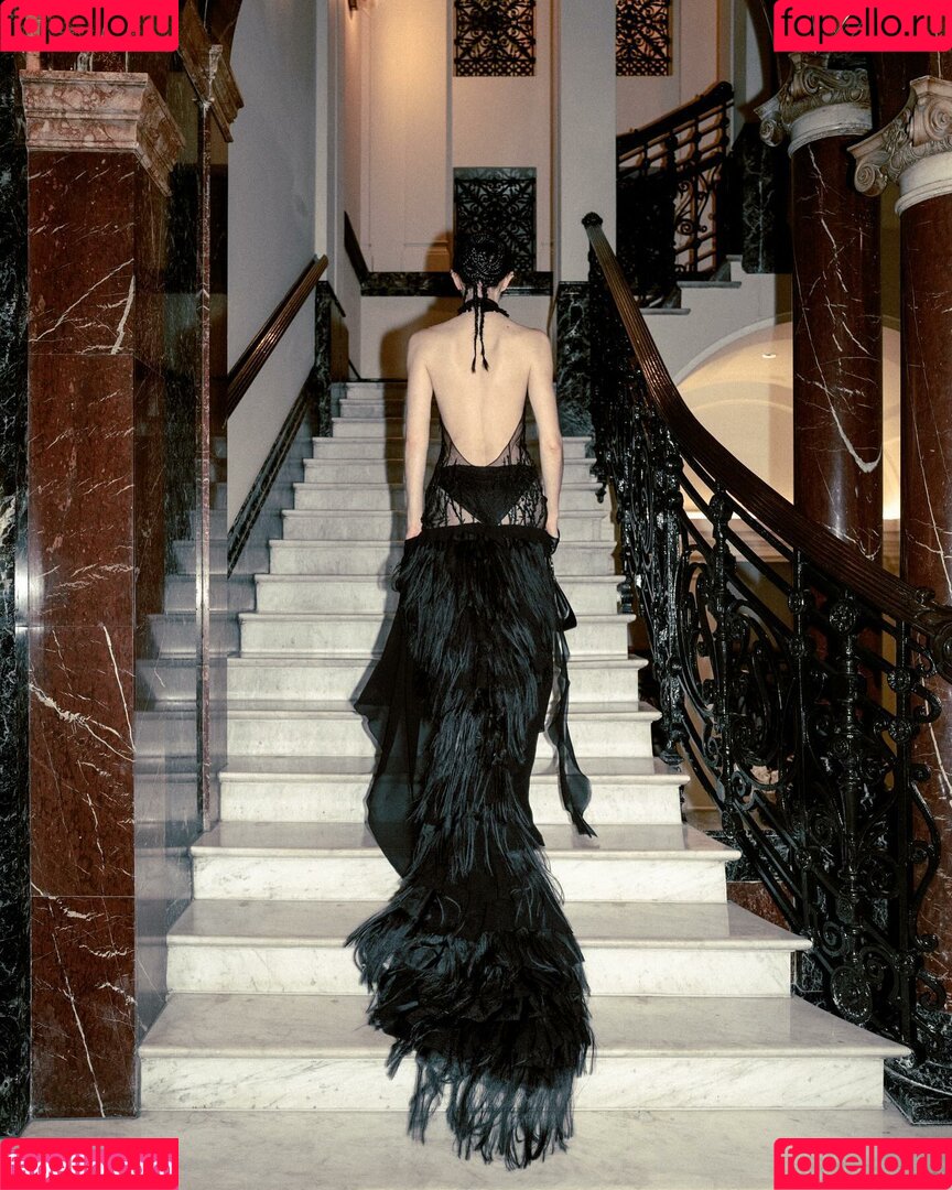 Caroline Polachek Onlyfans Photo Gallery 