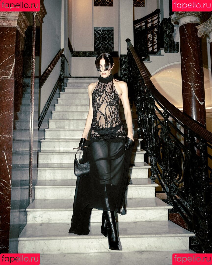 Caroline Polachek Onlyfans Photo Gallery 