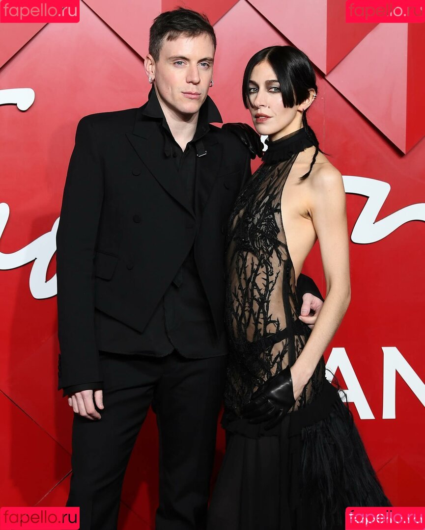 Caroline Polachek Onlyfans Photo Gallery 