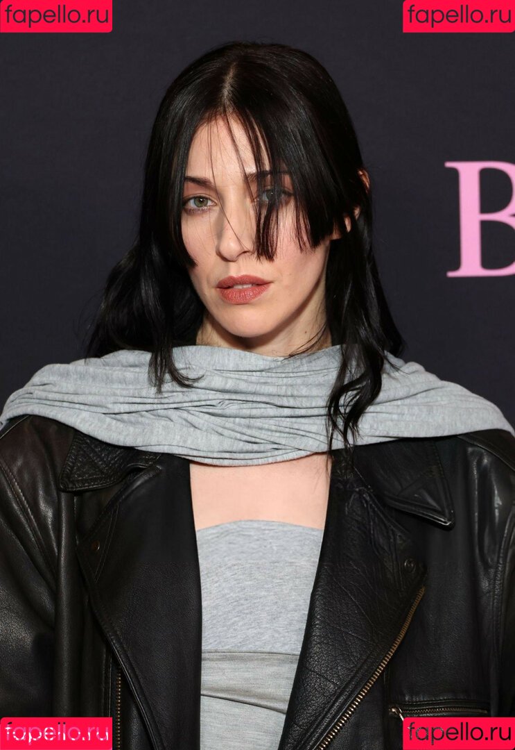 Caroline Polachek Onlyfans Photo Gallery 