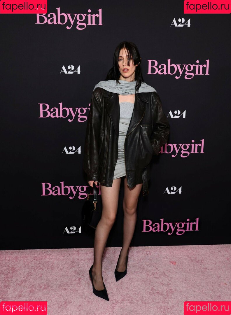 Caroline Polachek Onlyfans Photo Gallery 