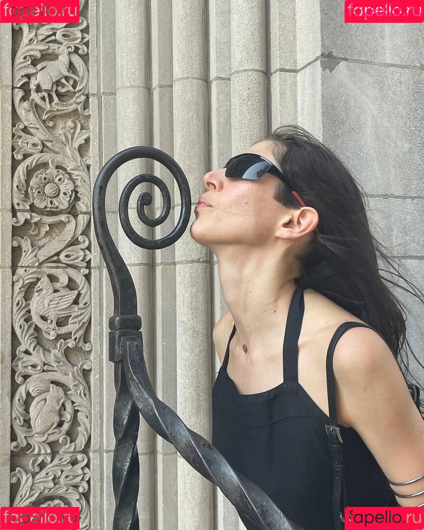 Caroline Polachek Onlyfans Photo Gallery 