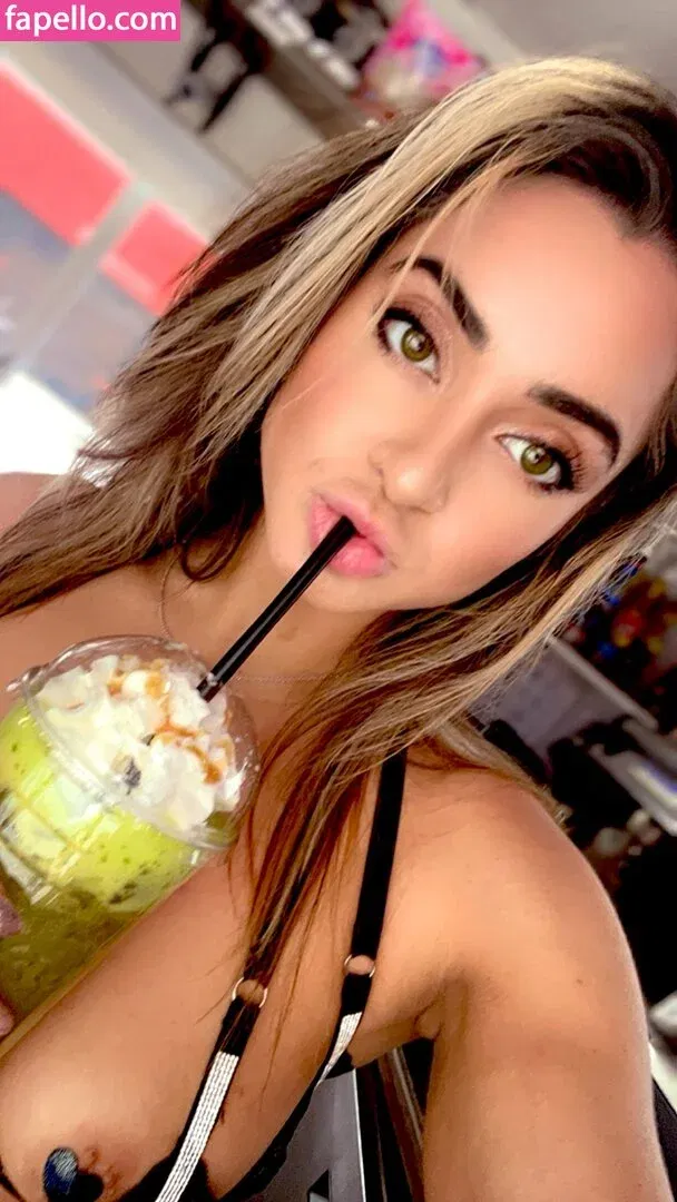 Barista Alexis Onlyfans Photo Gallery 