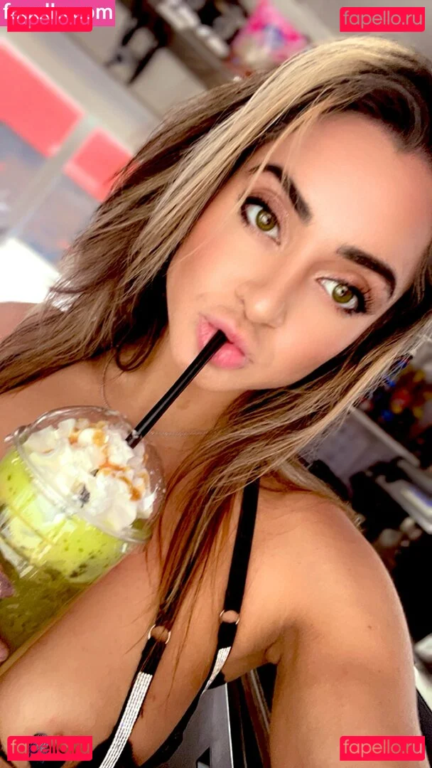 Barista Alexis Onlyfans Photo Gallery 