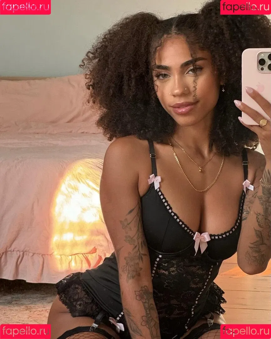 leahhalton_ Onlyfans Photo Gallery 