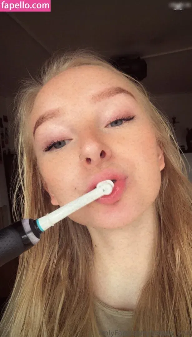 blonde_vivi Onlyfans Photo Gallery 