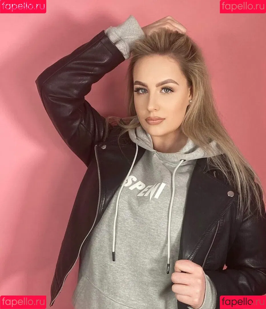 Courtney Steadman Onlyfans Photo Gallery 