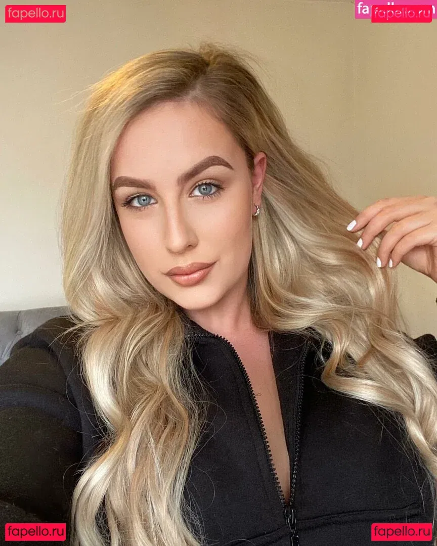 Courtney Steadman Onlyfans Photo Gallery 