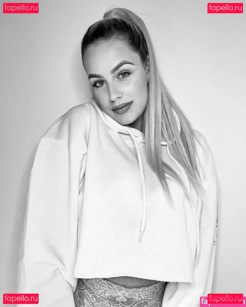 Courtney Steadman Onlyfans Photo Gallery 