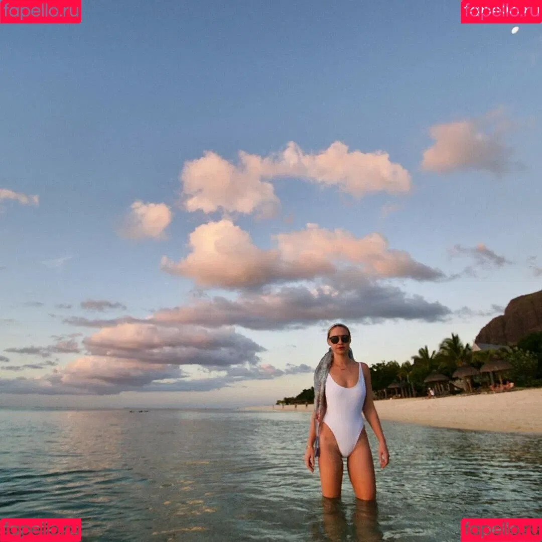 Becca Tobin Onlyfans Photo Gallery 