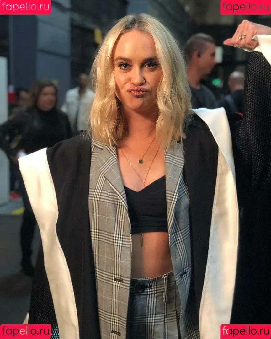 Becca Tobin Onlyfans Photo Gallery 