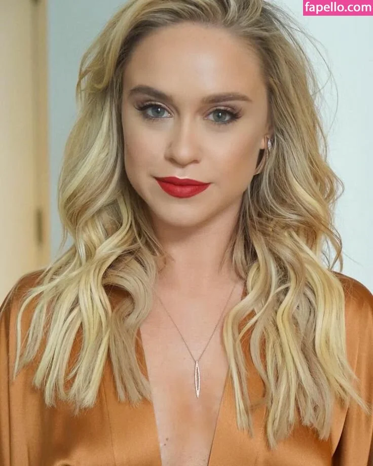 Becca Tobin Onlyfans Photo Gallery 