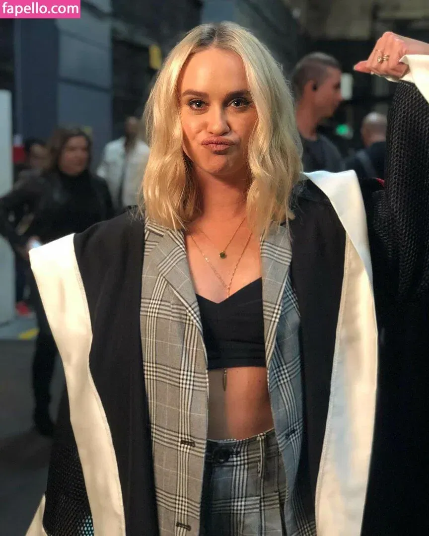 Becca Tobin Onlyfans Photo Gallery 