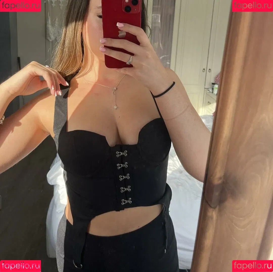 Elizabeth Alker Onlyfans Photo Gallery 