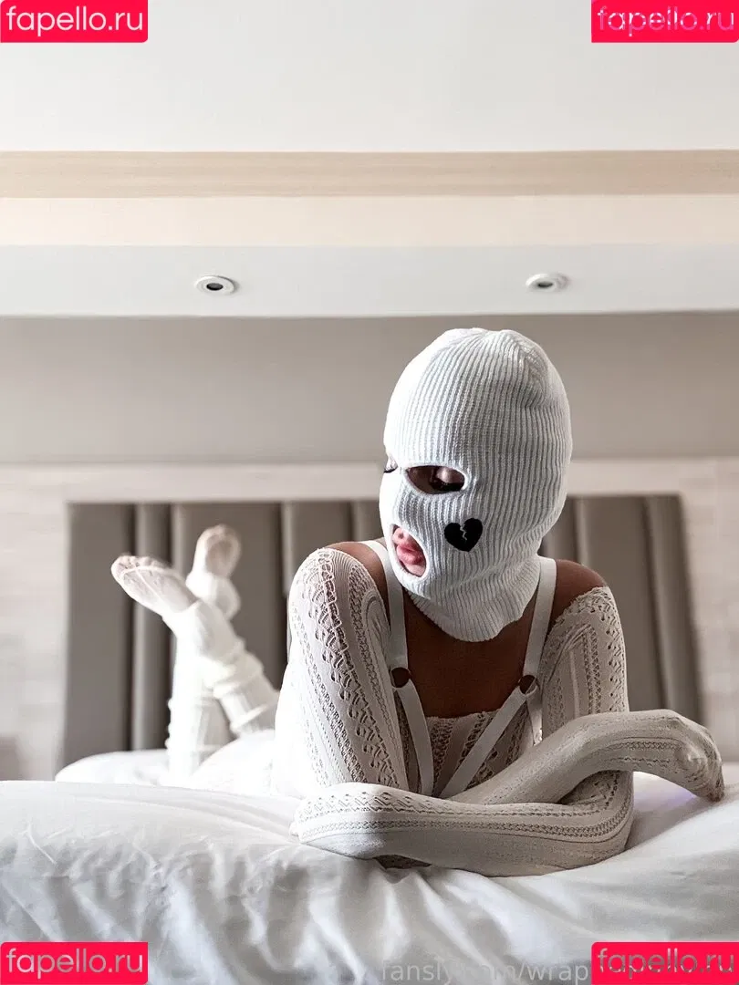 wrappedinnylon Onlyfans Photo Gallery 