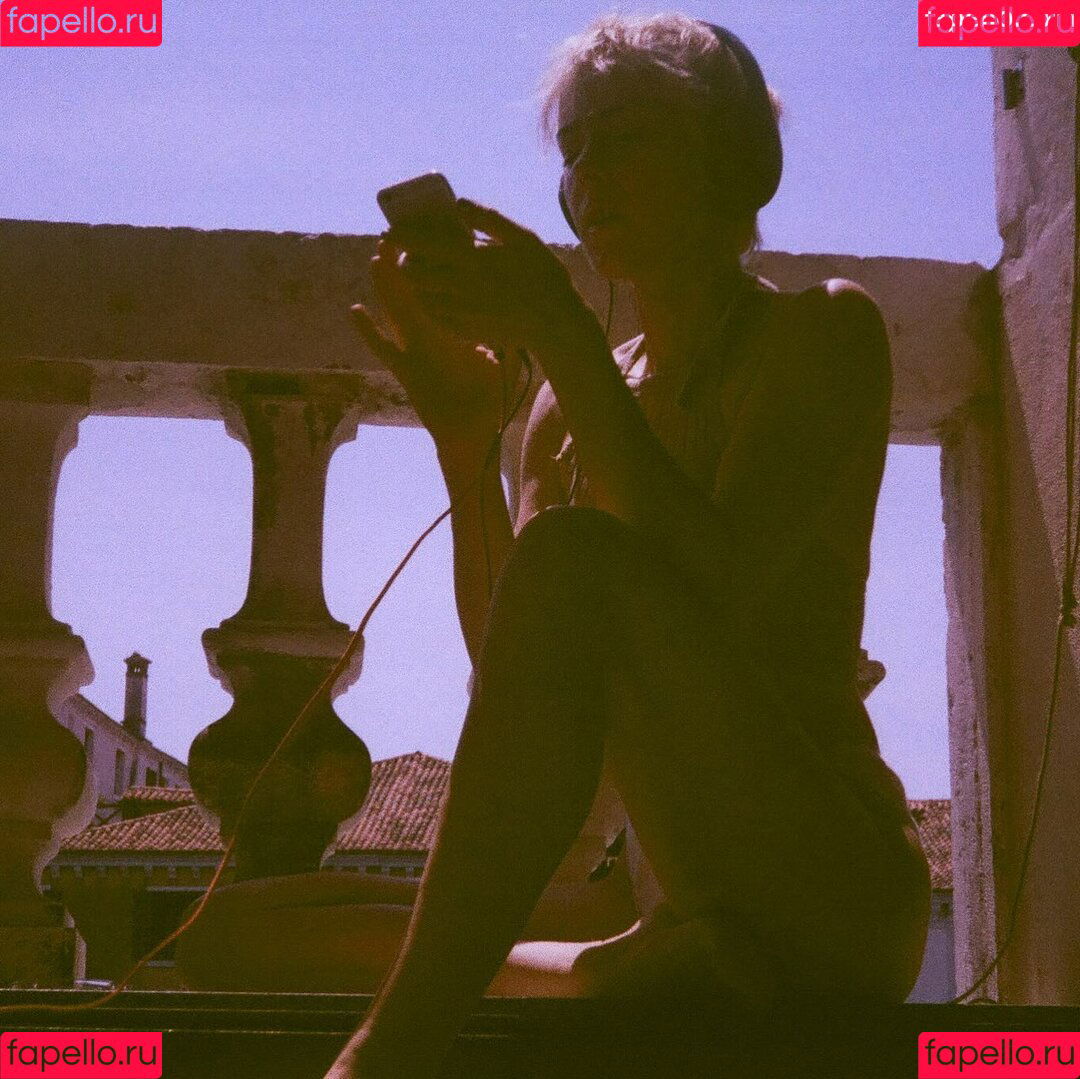 Jena Malone Onlyfans Photo Gallery 