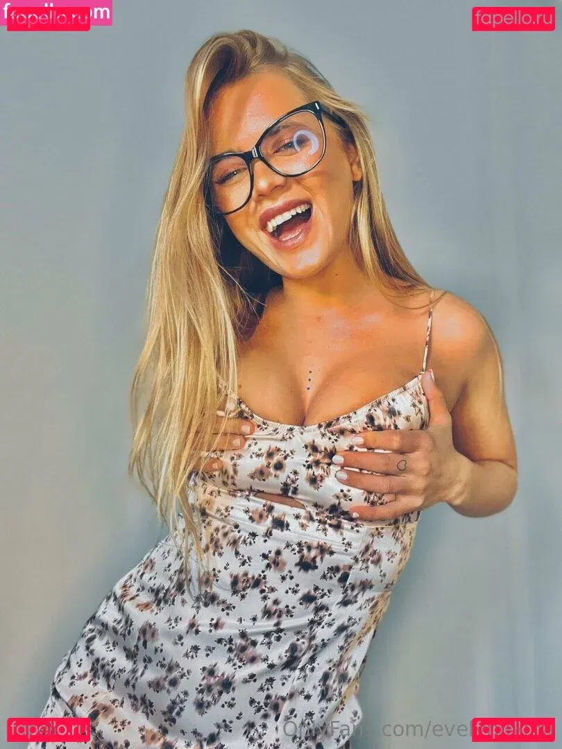 evelynilyina Onlyfans Photo Gallery 