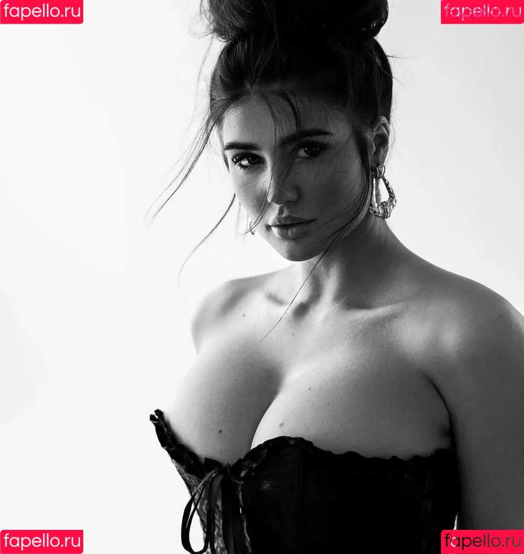 Laura Mania Onlyfans Photo Gallery 