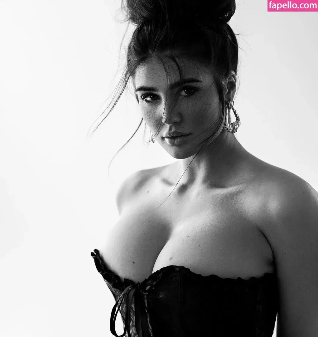 Laura Mania Onlyfans Photo Gallery 