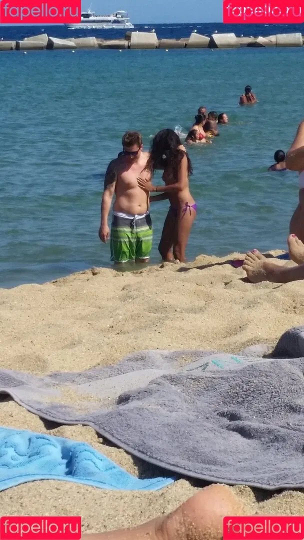 Beach Onlyfans Photo Gallery 