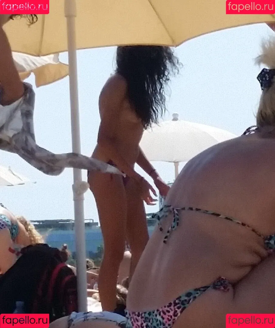 Beach Onlyfans Photo Gallery 