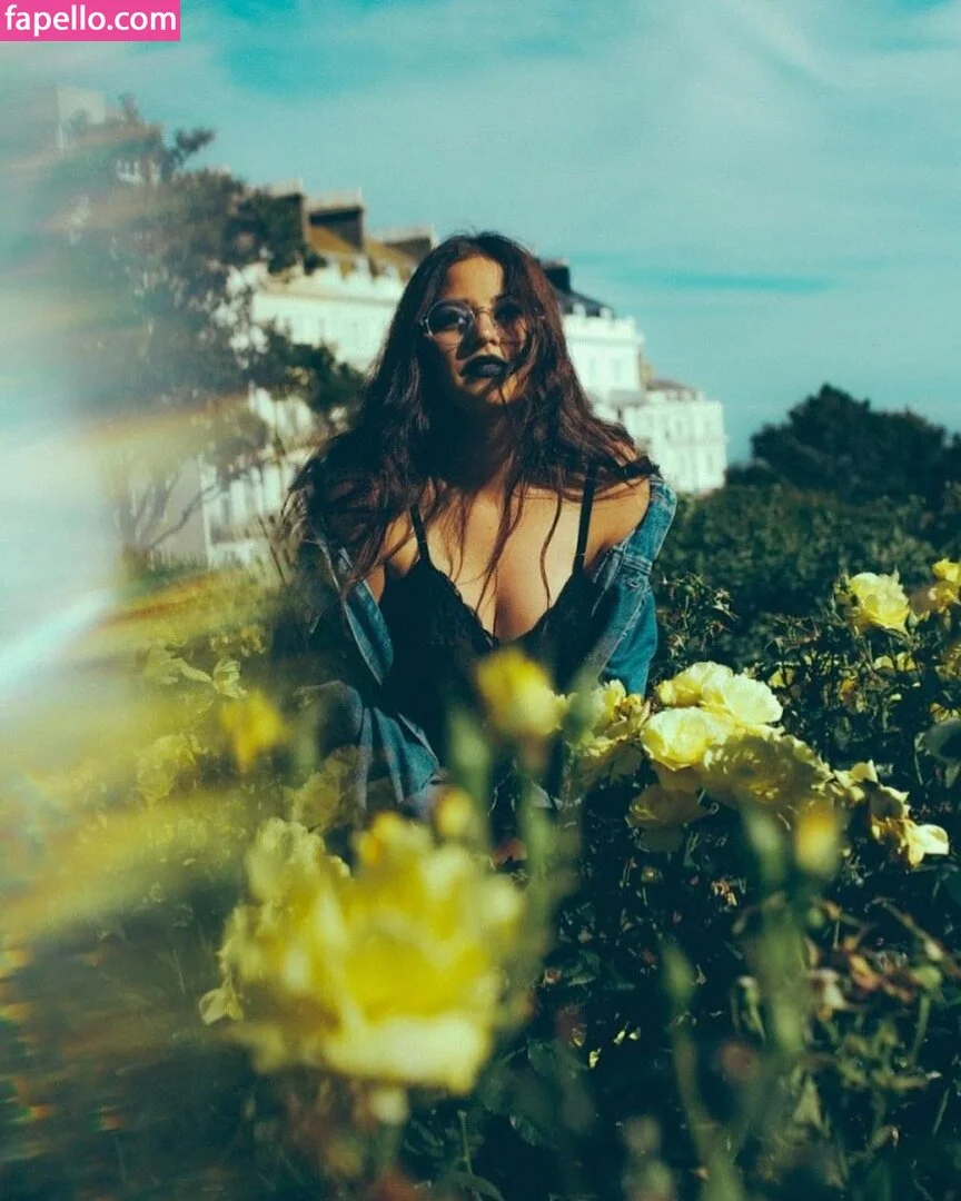 Emalia Genie Safia Onlyfans Photo Gallery 