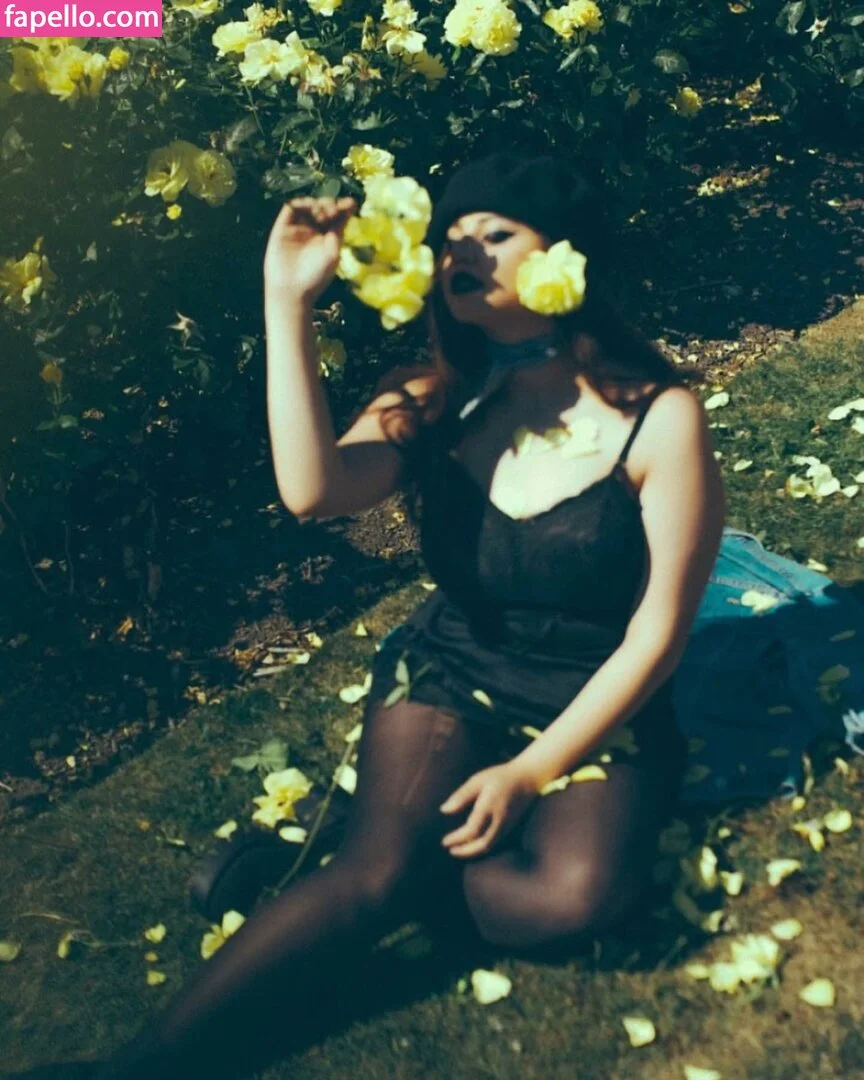 Emalia Genie Safia Onlyfans Photo Gallery 