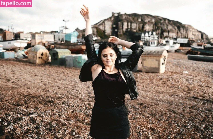 Emalia Genie Safia Onlyfans Photo Gallery 