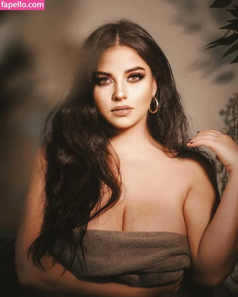 Emalia Genie Safia Onlyfans Photo Gallery 