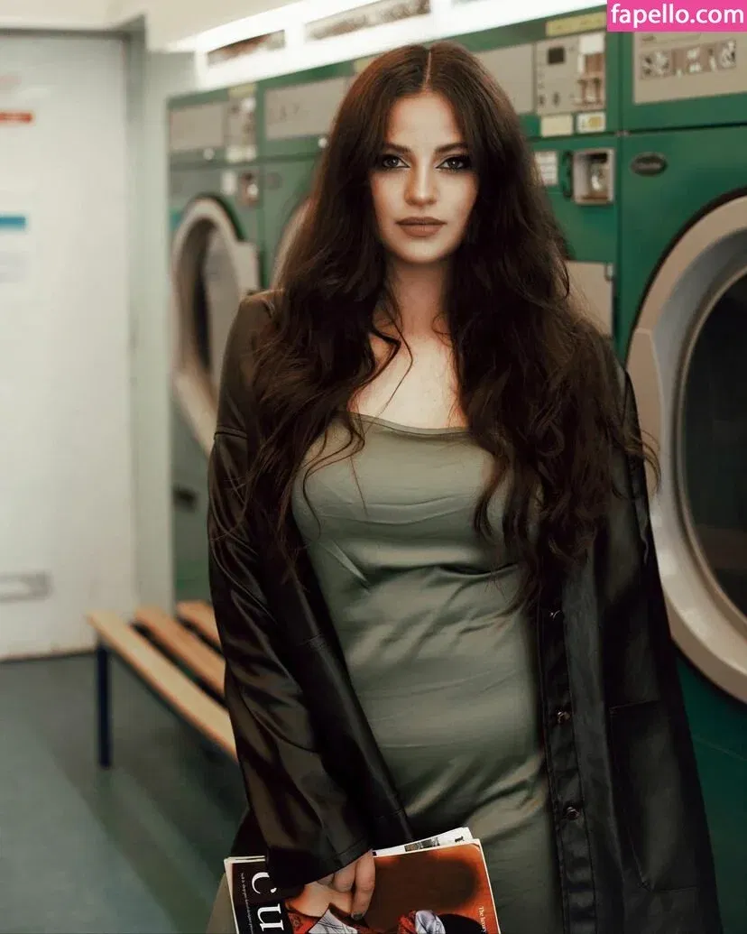 Emalia Genie Safia Onlyfans Photo Gallery 