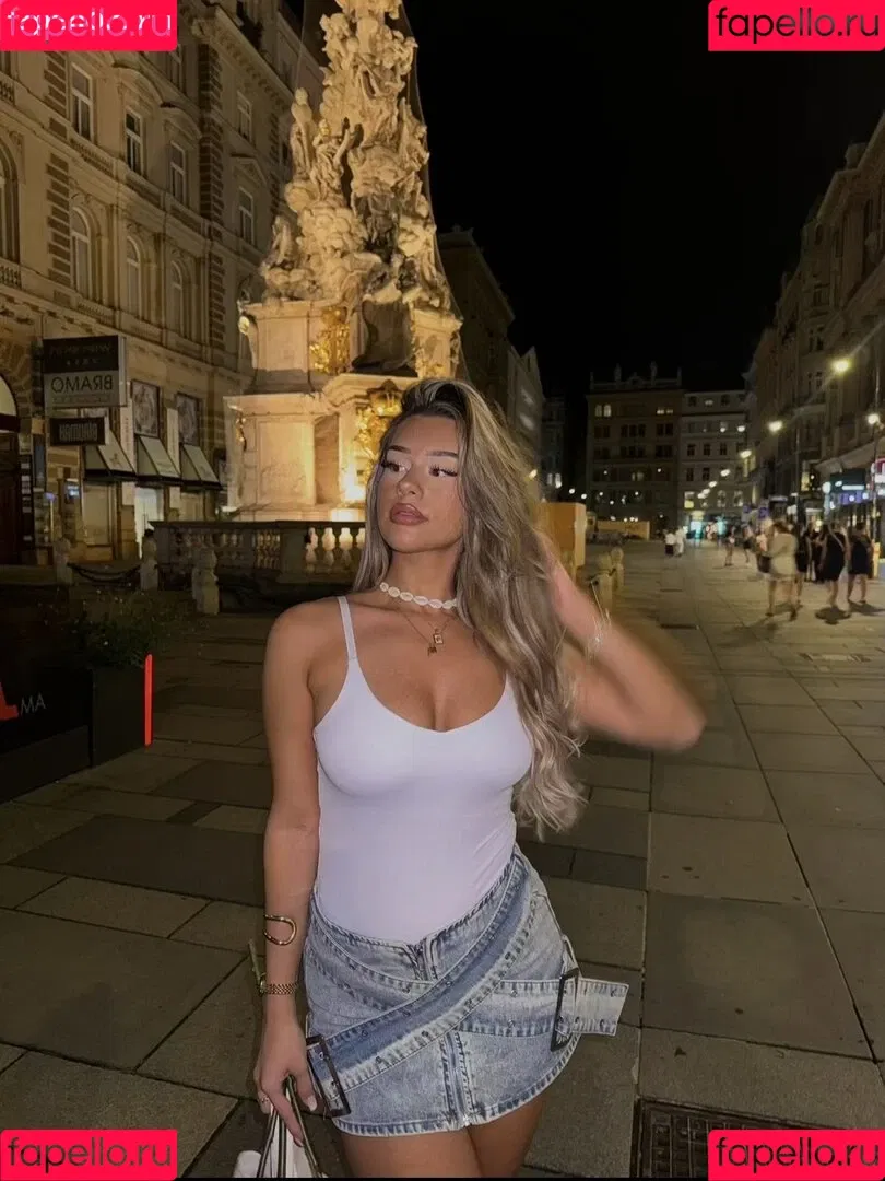 Almira Azemi Onlyfans Photo Gallery 