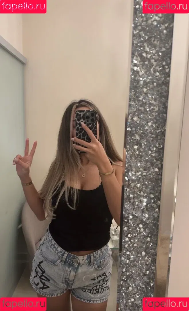Almira Azemi Onlyfans Photo Gallery 