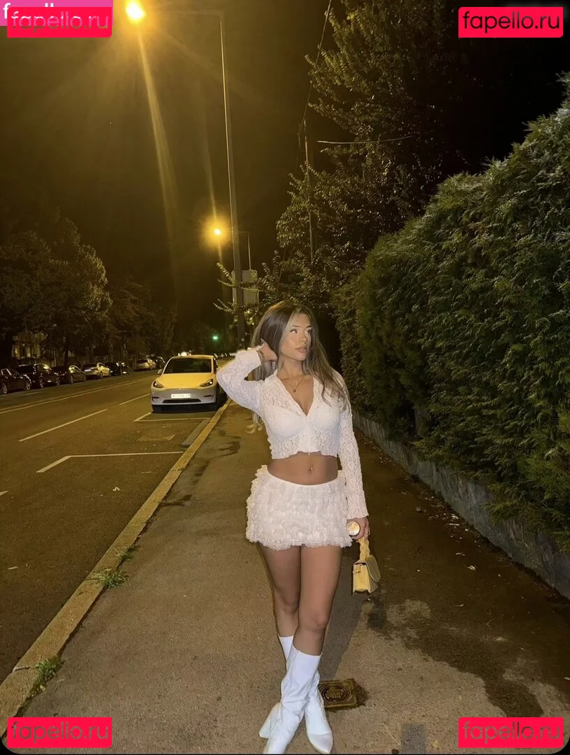 Almira Azemi Onlyfans Photo Gallery 