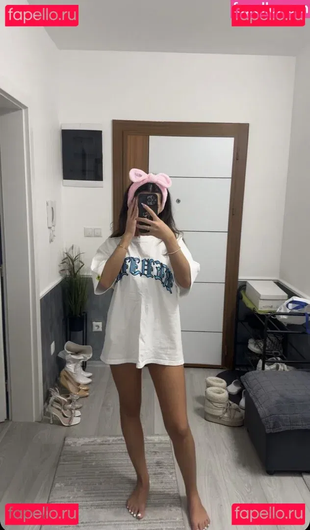 Almira Azemi Onlyfans Photo Gallery 