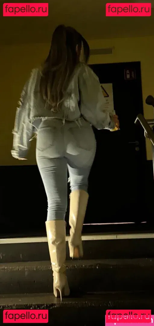 Almira Azemi Onlyfans Photo Gallery 