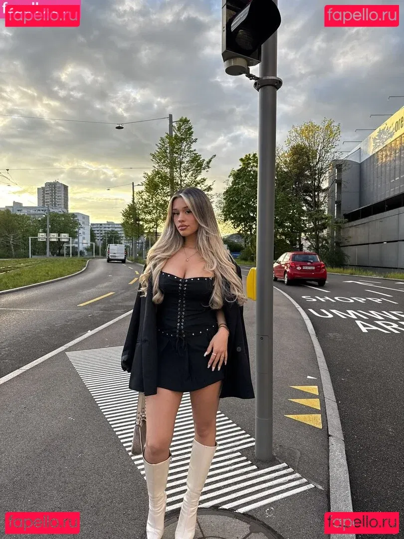 Almira Azemi Onlyfans Photo Gallery 