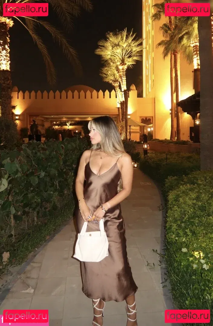 Almira Azemi Onlyfans Photo Gallery 