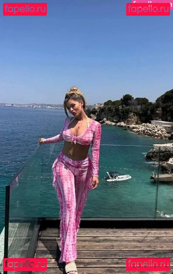 Almira Azemi Onlyfans Photo Gallery 