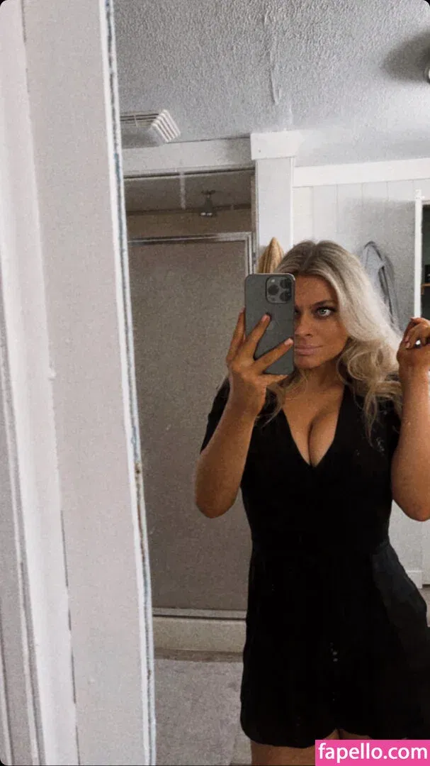 Sara Civian Onlyfans Photo Gallery 