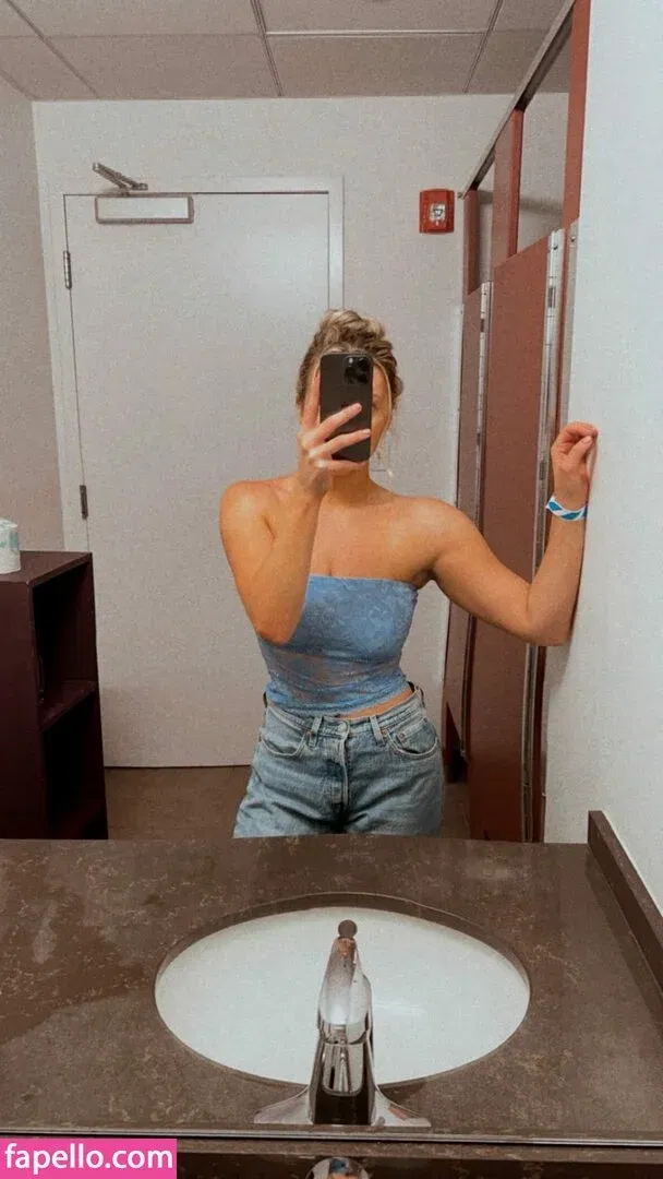 Sara Civian Onlyfans Photo Gallery 