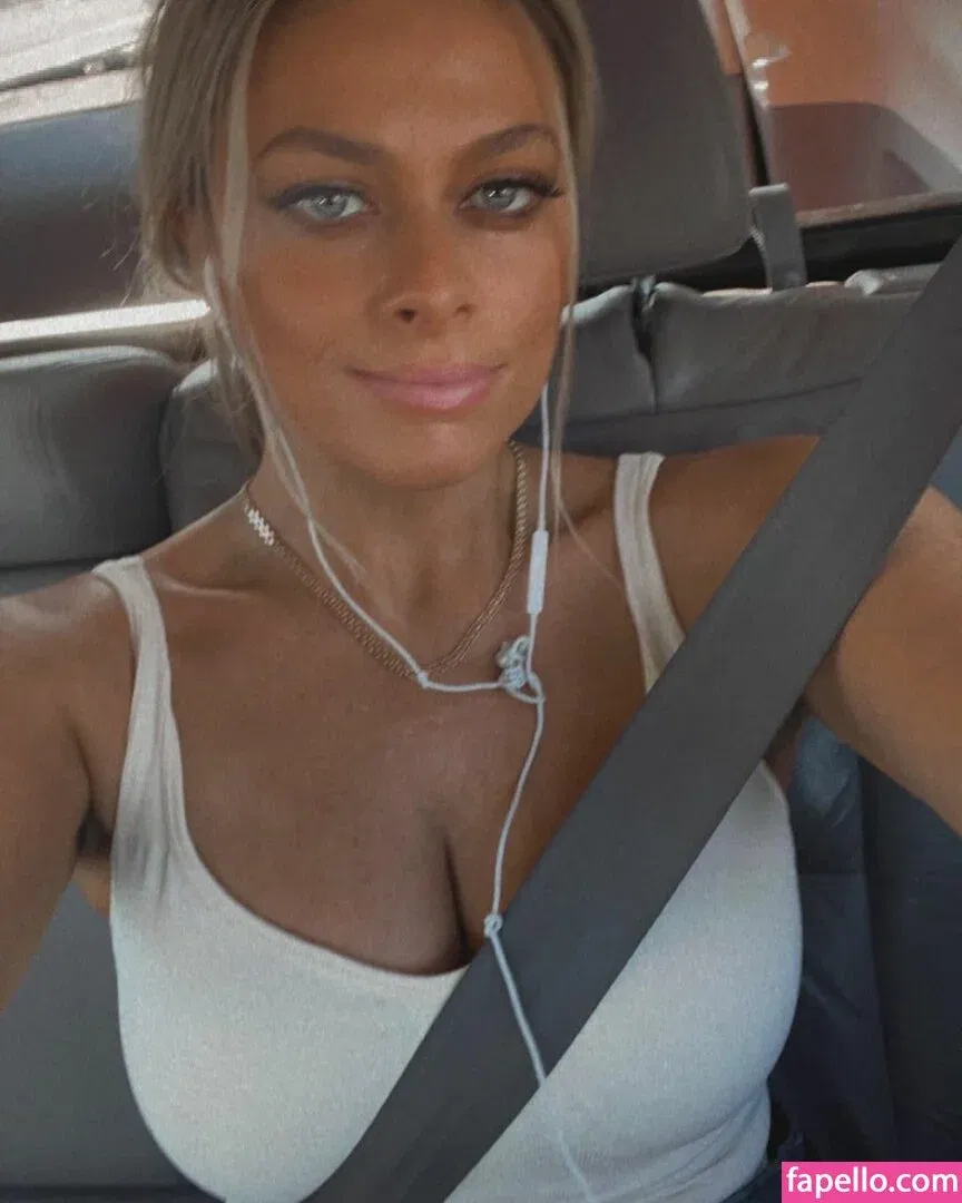 Sara Civian Onlyfans Photo Gallery 