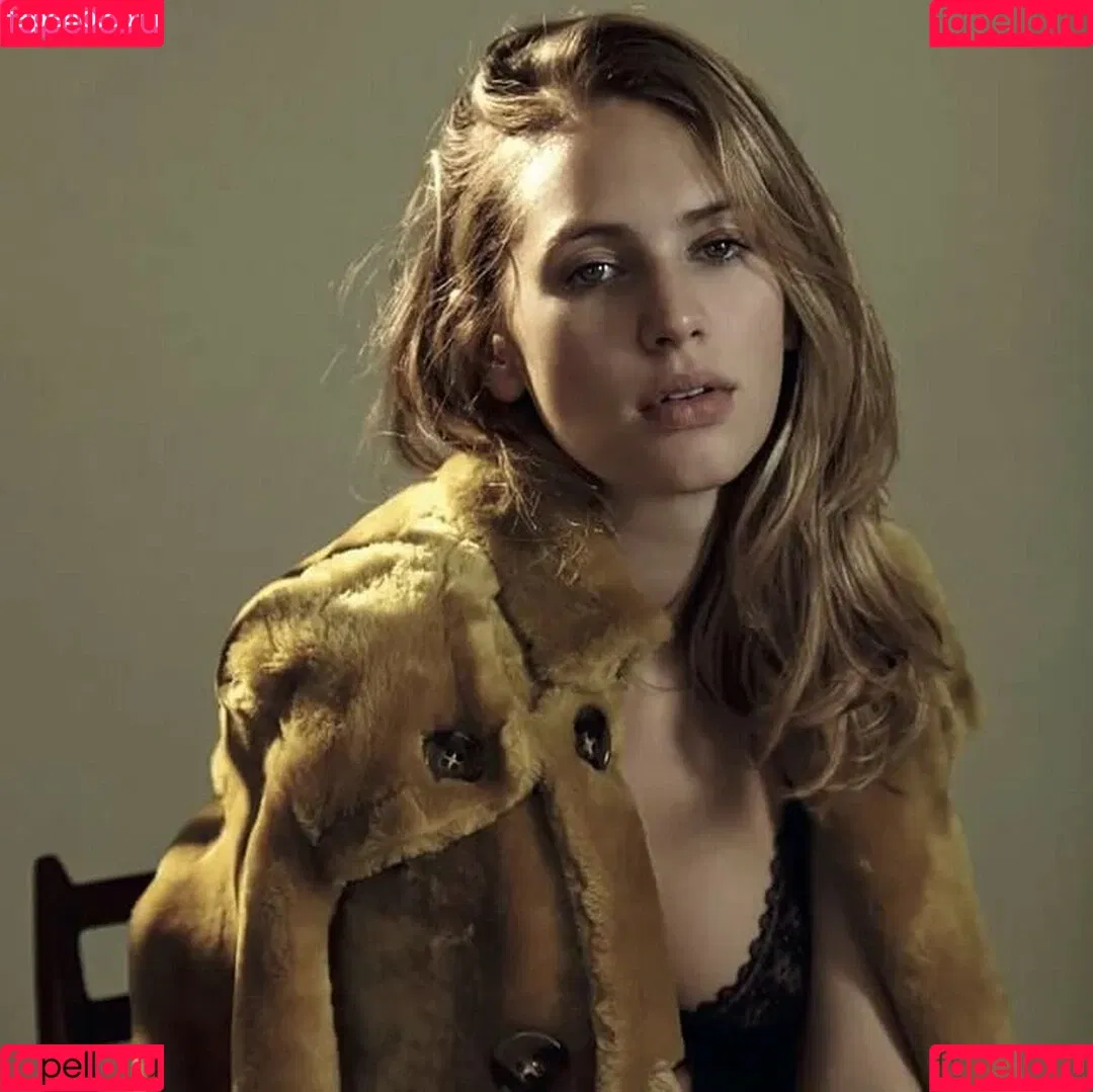 Dylan Penn Onlyfans Photo Gallery 