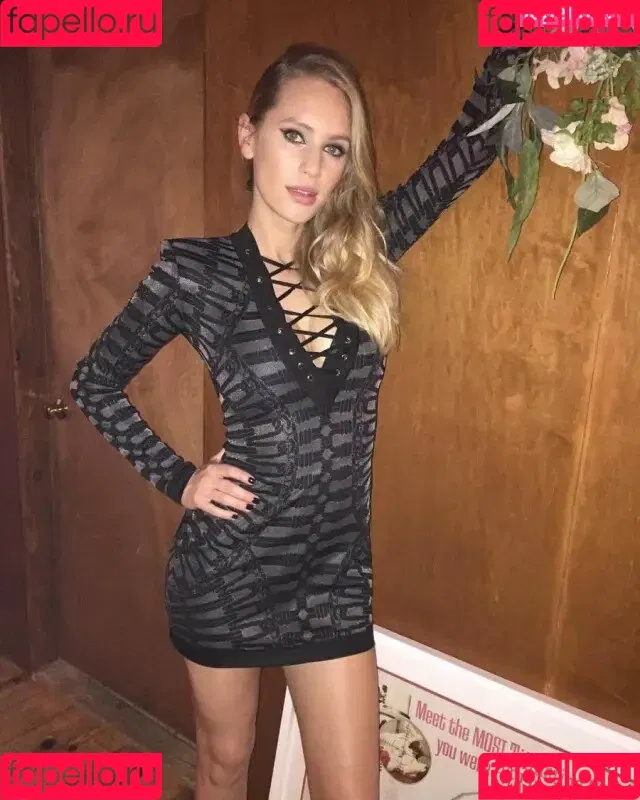Dylan Penn Onlyfans Photo Gallery 