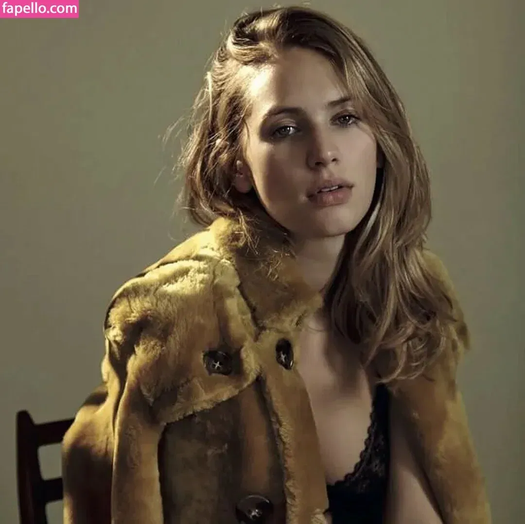 Dylan Penn Onlyfans Photo Gallery 