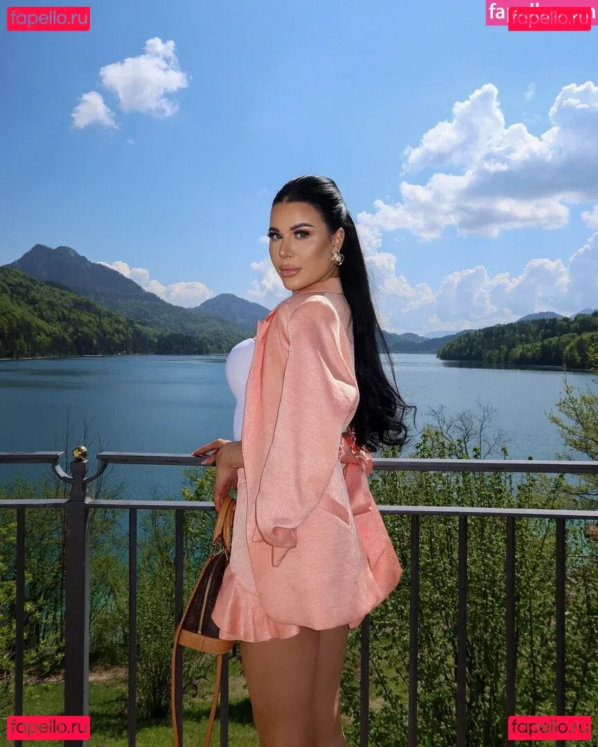 Lisa Weinberger Onlyfans Photo Gallery 