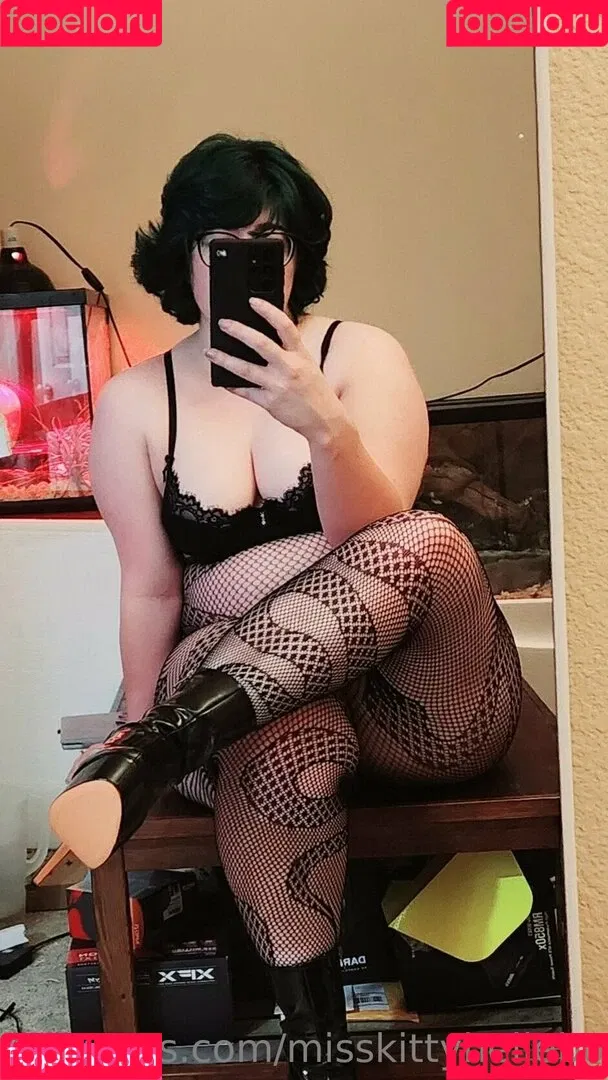 misskittyhellebore Onlyfans Photo Gallery 