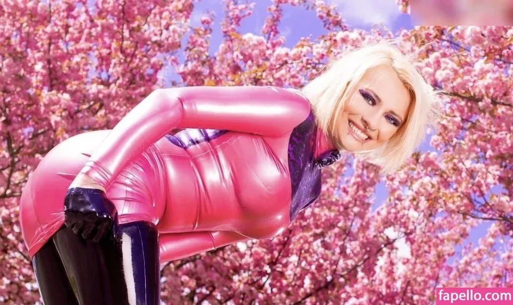 Lara Larsen Onlyfans Photo Gallery 