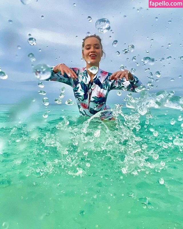 Laura Whitmore Onlyfans Photo Gallery 