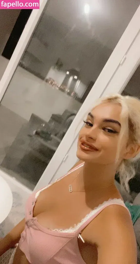 Zainaabb.ab Onlyfans Photo Gallery 